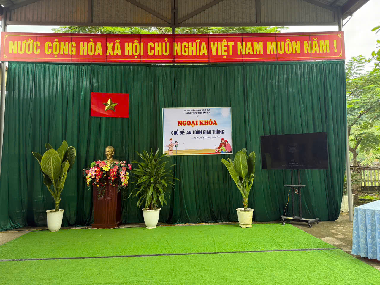 Ngoại khoá với chủ đề "An toàn giao thông"