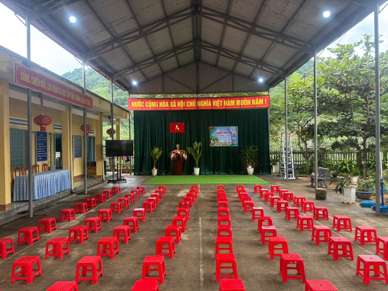 NGOẠI KHOÁ tổ chức Tết Trung thu năm 2025 cho học sinh Trường PTDTBT THCS Đắk Nên